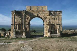 カラカラ皇帝に敬意を表して建てられた凱旋門、西暦217年、Decumanus Maximusにあります。 作： Roman